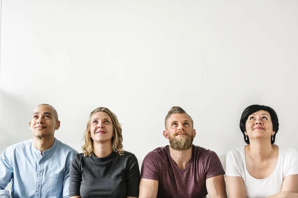 Diverses Personnes Assises Avec Une Expression Réfléchie Visage — Photo