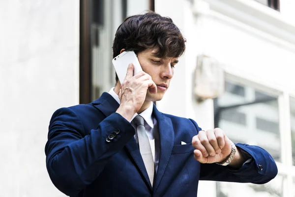 Geschäftsmann Kommuniziert Telefon — Stockfoto