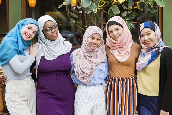 Gruppe Islamischer Freunde Umarmt Und Lächelt Gemeinsam — Stockfoto