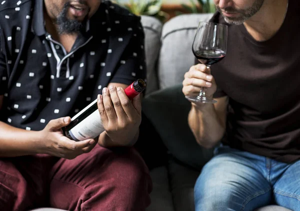 Homem Degustação Vinho Tinto Com Amigos — Fotografia de Stock