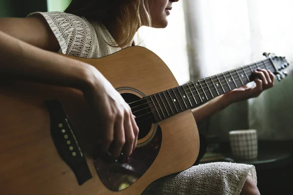 Lány Játszik Akusztikus Gitár — Stock Fotó