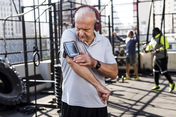 Man Svarar Sin Telefon — Stockfoto