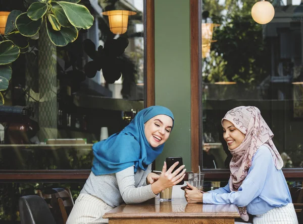 Teman Teman Islam Berbicara Dan Melihat Pada Ponsel Pintar — Stok Foto