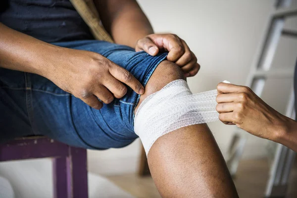 Mann Verletzte Sich Bein Sicherheitskonzept Für Haus — Stockfoto