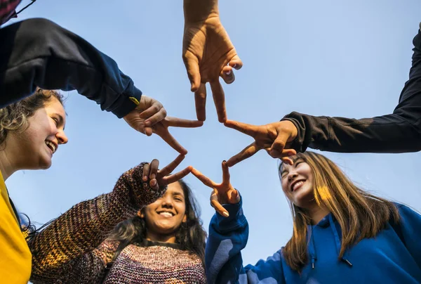 Grupp Vänner Med Fingrar För Att Bilda Begreppet Stjärnform Lagarbete — Stockfoto