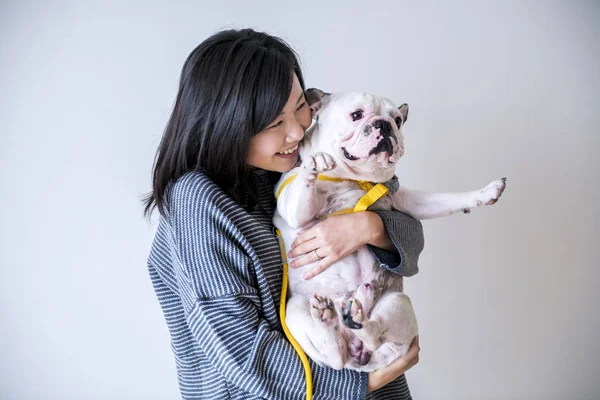 Азиатская Женщина Обнимает Собаку — стоковое фото