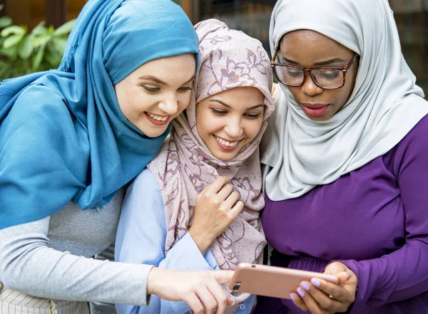 Mulheres Islâmicas Amigos Olhando Para Telefone Inteligente Com Sorrindo — Fotografia de Stock
