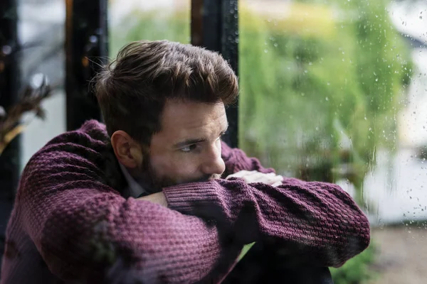 Homme Réfléchi Regardant Par Fenêtre — Photo