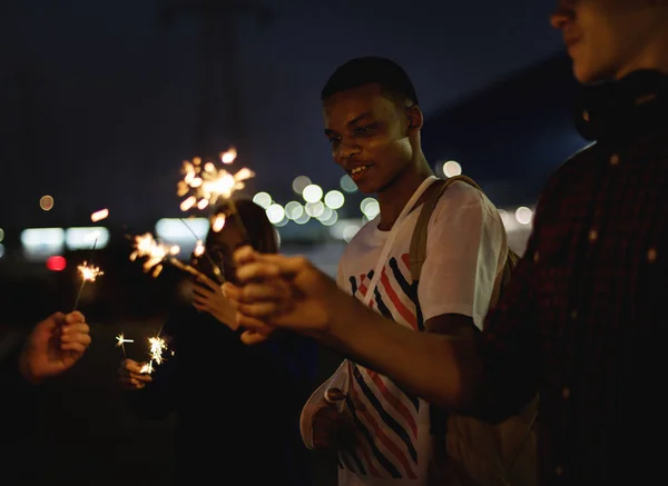 Groupe Amis École Bonheur Jouer Feu Artifice — Photo