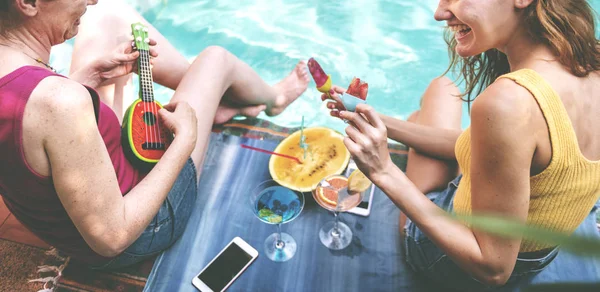 Mädchen Entspannen Sich Pool — Stockfoto