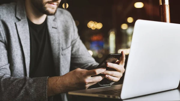 Casual Man Använder Mobiltelefon Ett Café — Stockfoto