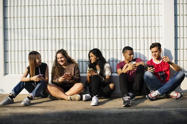 Genç Genç Arkadaş Birlikte Smartphone Sosyal Medya Kavramı Kullanılarak Soğutma — Stok fotoğraf