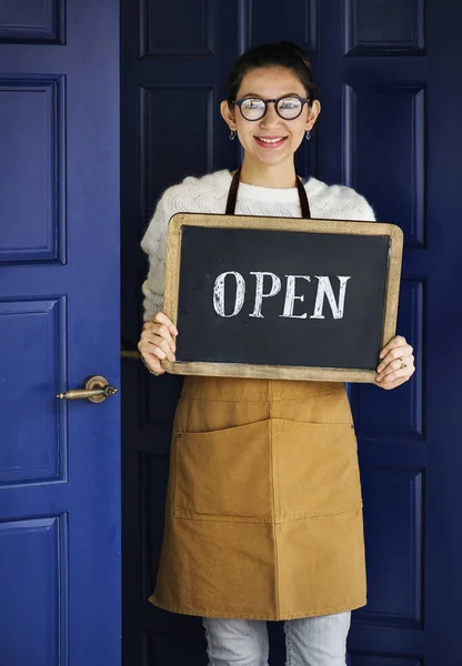 Allegro Asiatico Donna Holding Aperto Segno Porta — Foto Stock