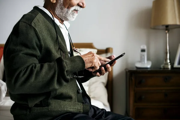 Ένας Ηλικιωμένος Ινδική Άνθρωπος Στο Σπίτι Της Συνταξιοδότησης — Φωτογραφία Αρχείου