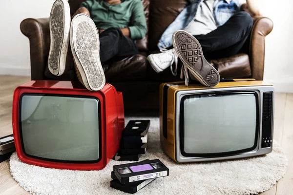 Oturan Iki Adam Iki Retro Televizyon — Stok fotoğraf