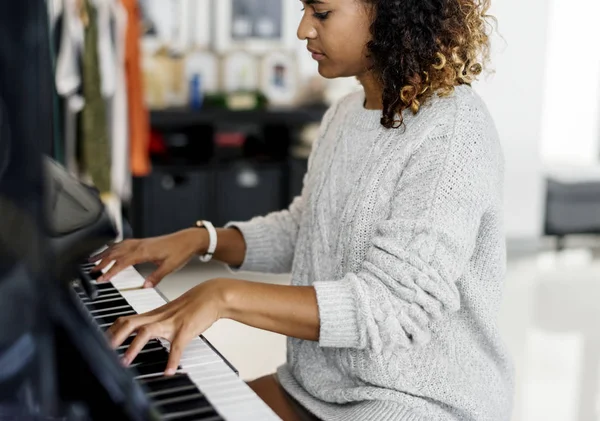 Bir Piyano Çalan Kadın — Stok fotoğraf