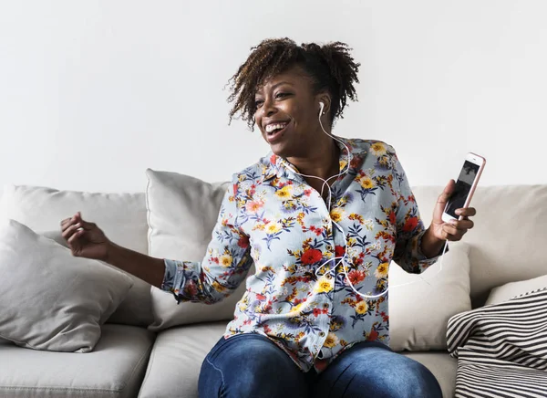 African American Vrouw Genieten Van Muziek Home Vrijetijds Muziek Concept — Stockfoto