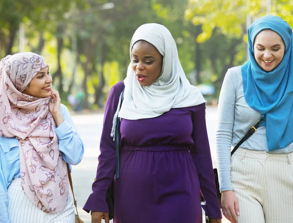 Belas Mulheres Islâmicas Vestindo Hijab Andando Parque — Fotografia de Stock