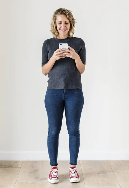 Mulher Usando Telefone Celular — Fotografia de Stock