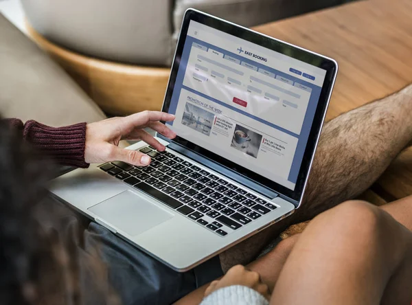 Çift dizüstü bilgisayar kullanıyor.