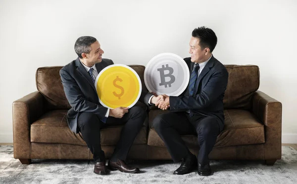 Empresarios Sentados Junto Con Iconos Monedas — Foto de Stock