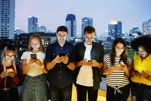 Heureux Groupe Jeunes Amis Utilisant Des Smartphones Dans Espace Ville — Photo