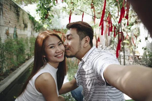 Mutlu çift alma selfie birlikte