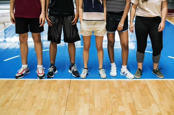 Grupo Jovens Amigos Adolescentes Campo Basquete Uma Fileira — Fotografia de Stock