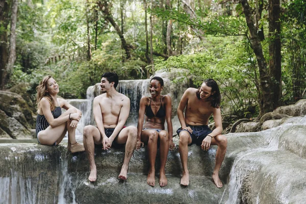 Grupo Amigos Diversos Apreciando Natureza — Fotografia de Stock