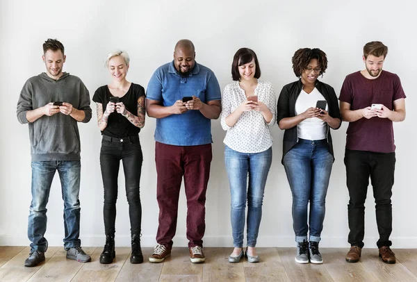 Groupe Personnes Utilisant Des Téléphones Mobiles — Photo