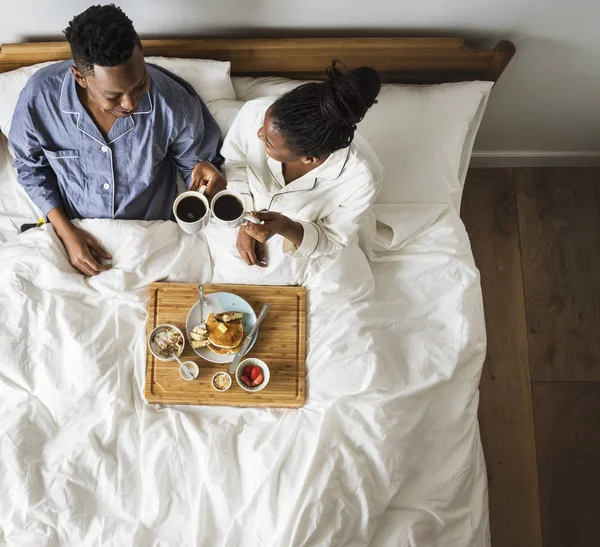 Pareja Afroamericana Cama Desayunando Cama —  Fotos de Stock