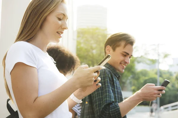 Amici Che Utilizzano Smartphone All Aperto Insieme Agghiacciante — Foto Stock