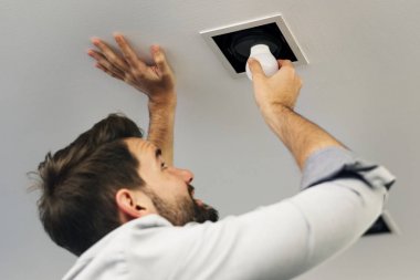 Adam ampulü değiştiriyor.