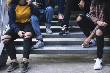 Grup okul arkadaşlar açık havada yaşam tarzının ve sonra okul mekân kavramı