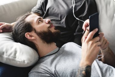 Müzik bir kanepede ırklararası çift
