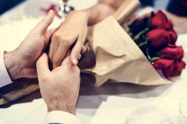Çift birlikte Sevgililer günü kutlamak