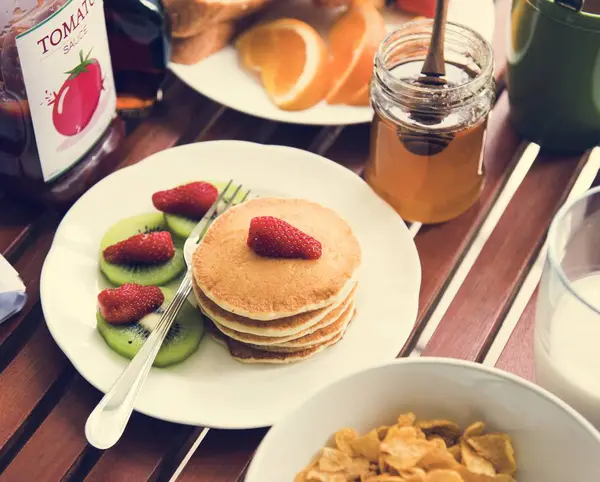 Leckere Pfannkuchen Zum Frühstück — Stockfoto