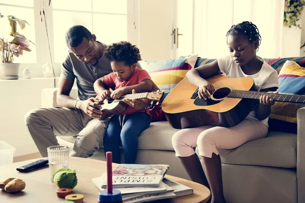 Família Ascendência Africana Passando Tempo Juntos Tocando Guitarra — Fotografia de Stock