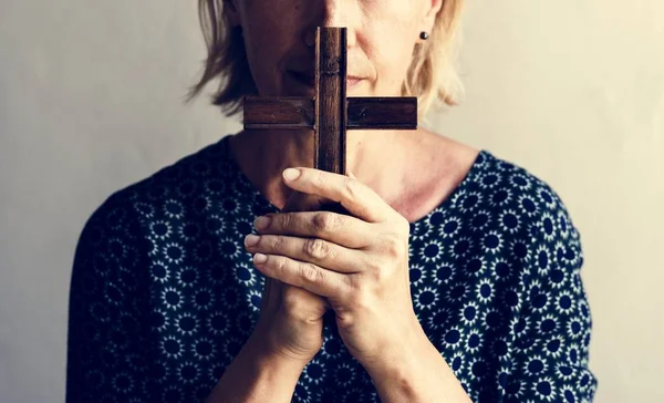 Καυκάσιος Γυναίκα Προσευχή Πίστη Στη Θρησκεία Χριστιανισμός — Φωτογραφία Αρχείου