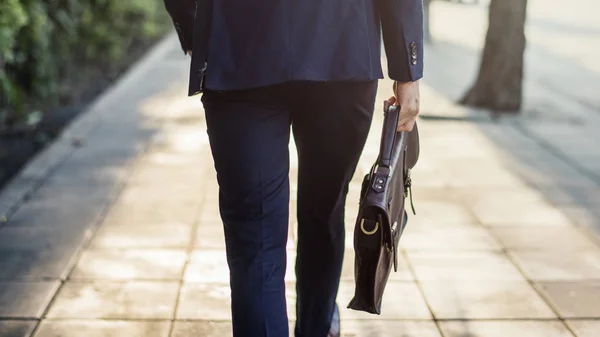 Homem Negócios Andando Segurando Sua Bolsa — Fotografia de Stock