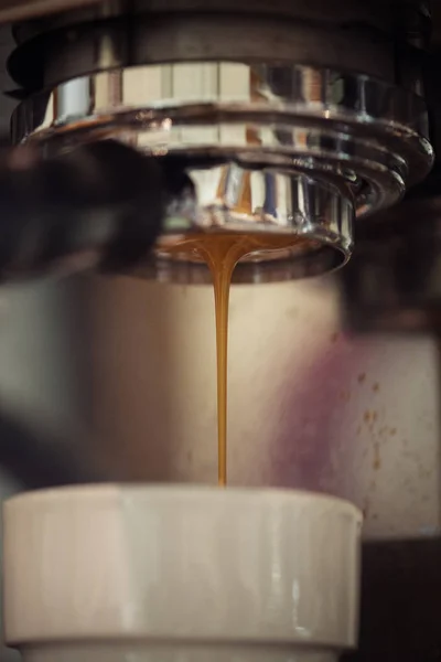 Kahve Makinesi Yapma Espresso Içki Closeup — Stok fotoğraf