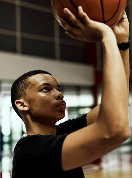 Afro Americano Adolescente Ragazzo Concentrato Giocare Basket — Foto Stock