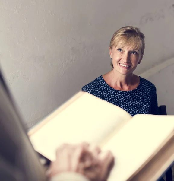 Christen Lesen Gemeinsam Bibel — Stockfoto