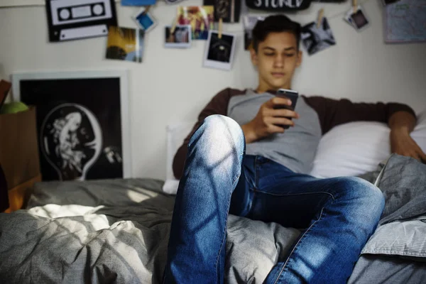 Menino Adolescente Usando Smartphone Conceito Mídia Social Quarto — Fotografia de Stock