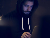 muž zaseknout kód software, počítačová kriminalita