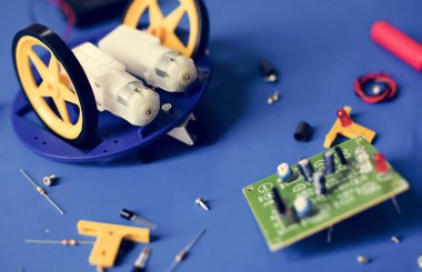 Arka plan üzerinde izole elektronik oyuncak bileşen