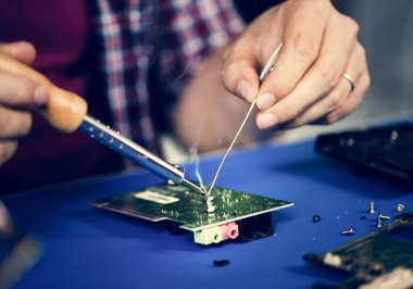Elektronik devre kartı kalay lehim eller