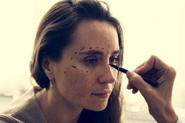 Kadın bir plastik cerrahi için hazırlanıyor