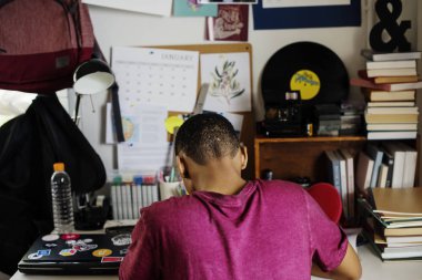 İşi dışarı ve sinirli stresli bir yatak odasında genç çocuk