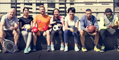 Çeşitli sporcular bir arada oturuyorlar.